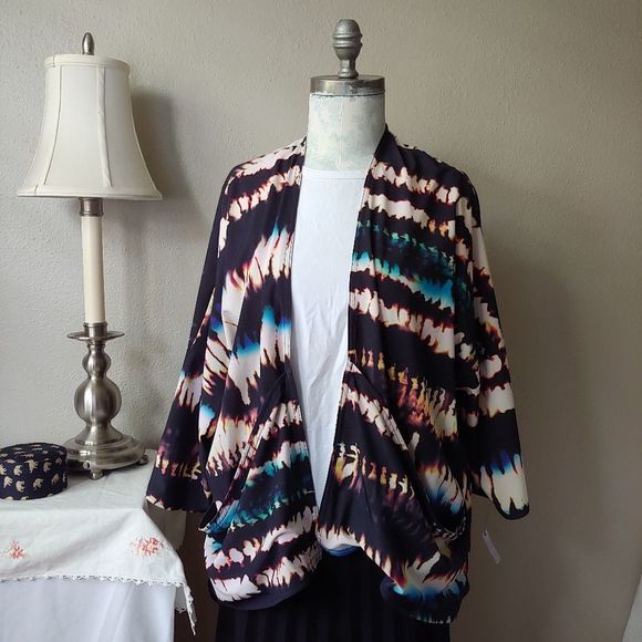 Lucy Activewear Unhindered Wrap Multi Fire Dance - Picture 3 of 15